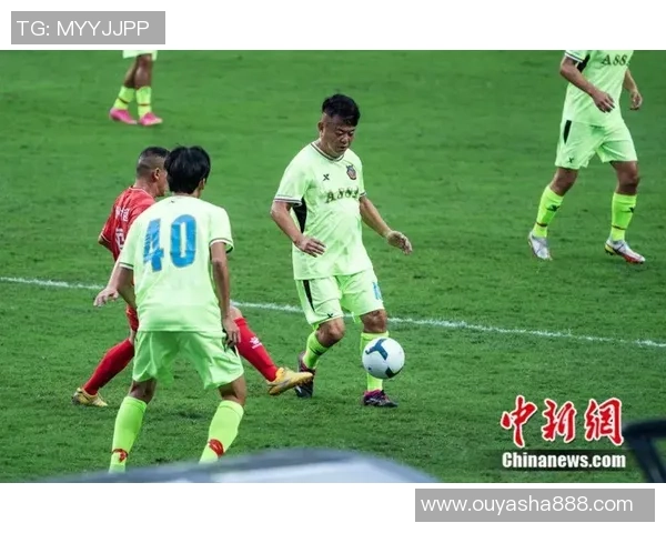 足球明星亲自送球衣粉丝感动不已现场互动温馨瞬间